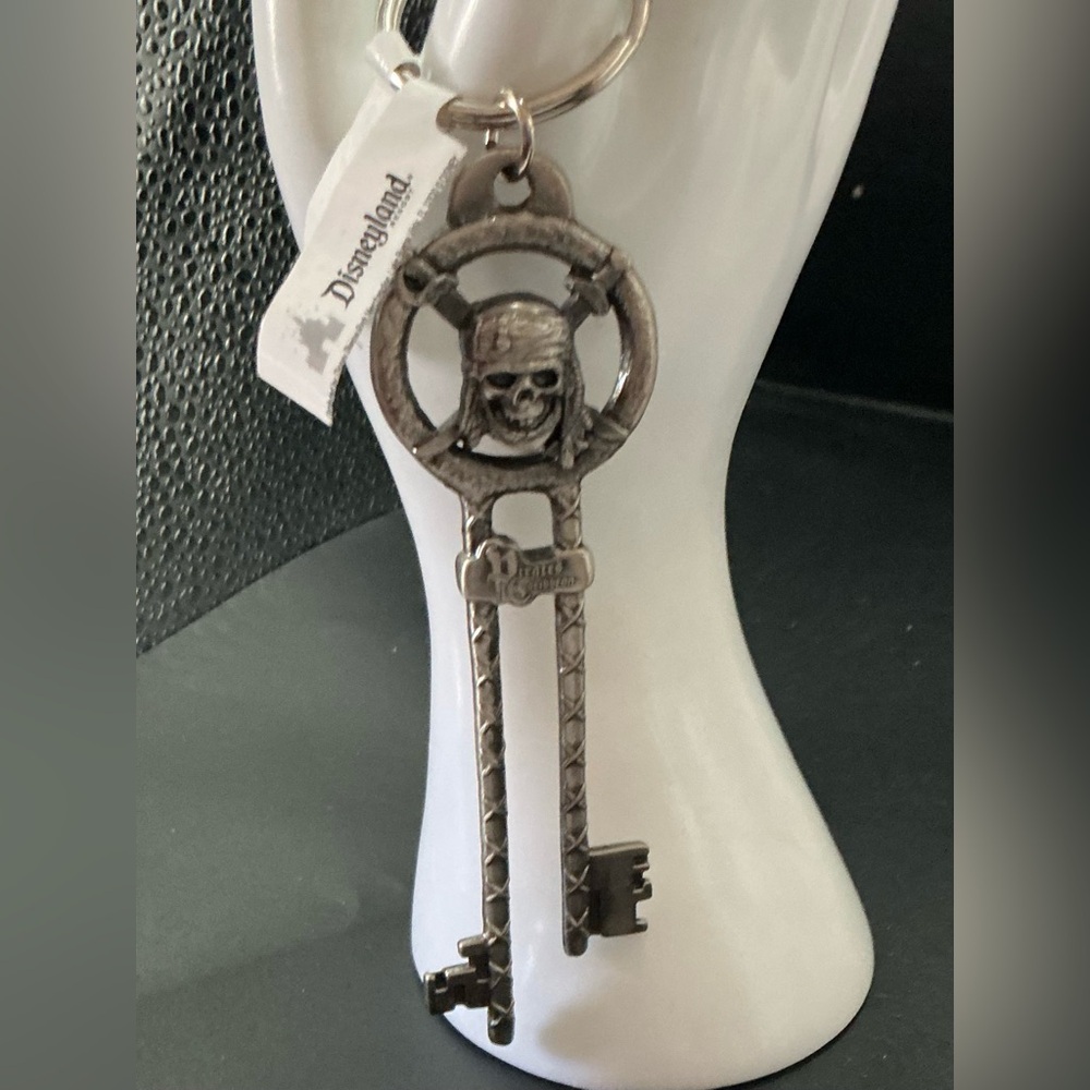 DISNEY STORE PIRATES OF THE CARRIBEAN NOVELTY KEYCHAIN CHARM DISNEYLAND NEW TAGS